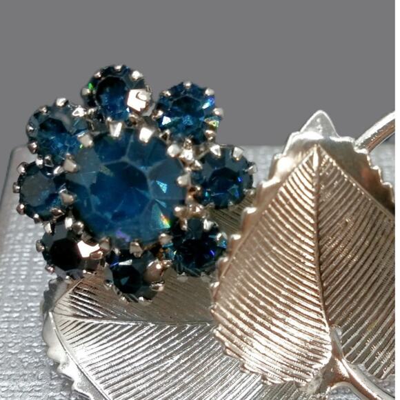 Vintage Blue Rhinestone Flower Brooch Textured Leaf Loop Pin MCM Silver Tone - Picture 8 of 10